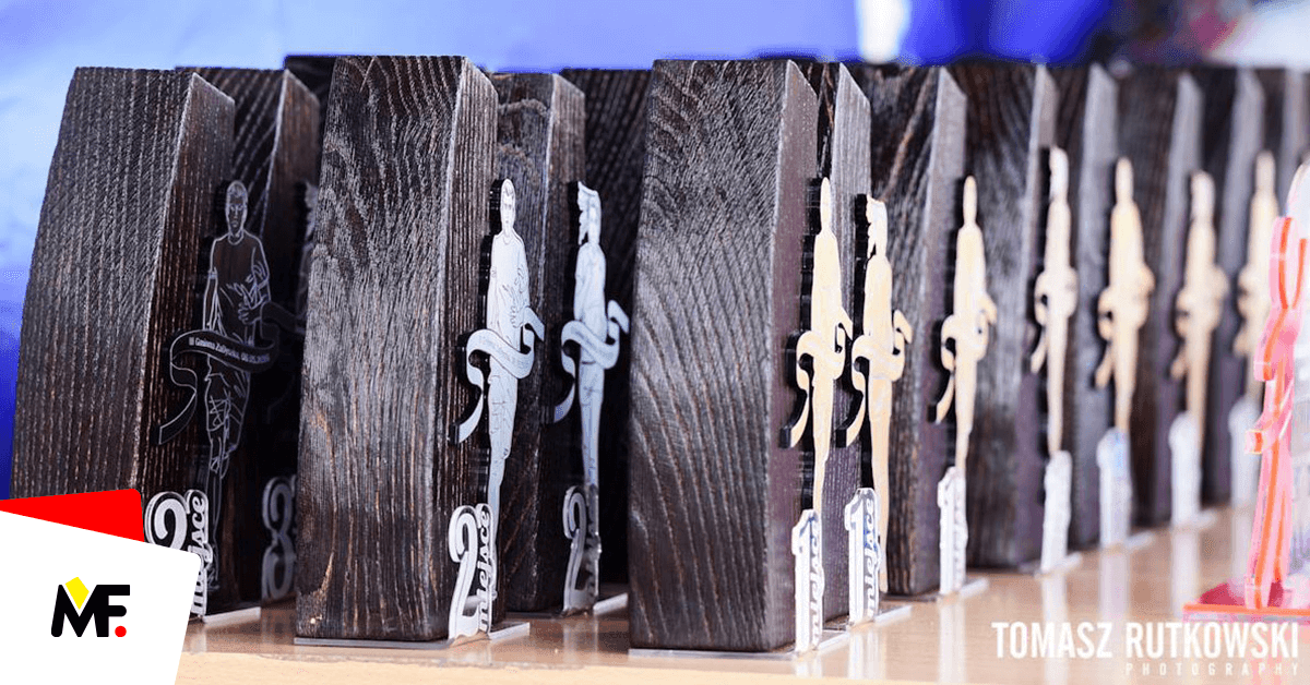 Wooden trophies for road race in Bełchatów
